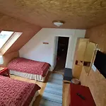 Uhtjaerve Uergoru Noiariik Oue Hostel