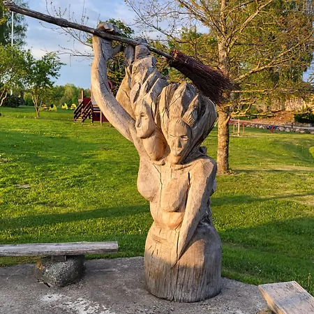 Hostel Uhtjaerve Uergoru Noiariik *